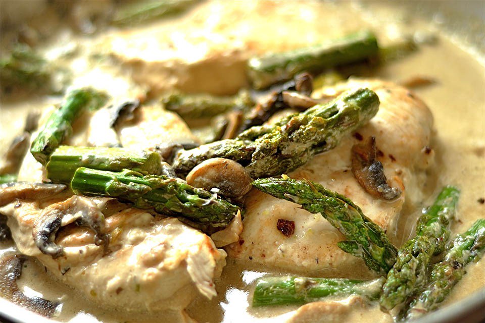 This #Creamy Lemon #Chicken with Asparagus and #Mushrooms is full of flavor AND dairy free!
buff.ly/29Gl3l8