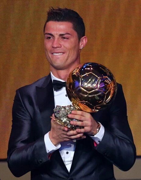 Награда 2013. Криштиану Роналду. Криштиану Роналду золотой мяч 2013. Cristiano Ronaldo 2014 с золотым мячом. Криштиану Роналду золотой мяч 2016.