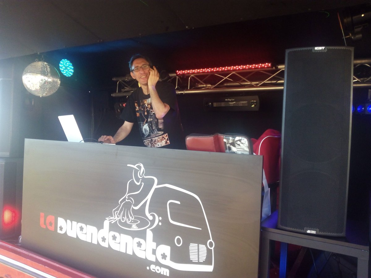 radioarosaSER's tweet photo. Xa comenza @as9napraia ....espectacular...con @moncholemos os mandos de @laduendeneta . #as9napraia 
@soutoncas https://t.co/l7x26XvaOc