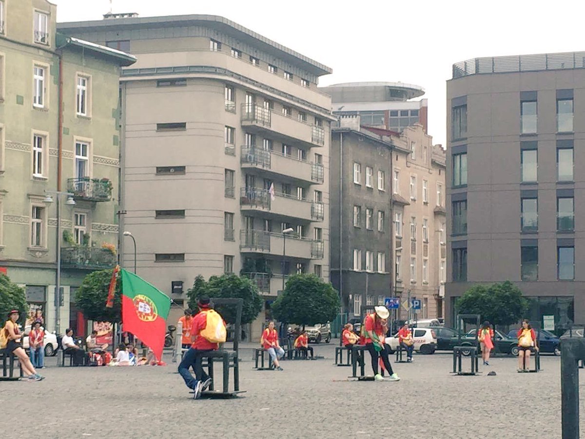 PLinPortugal's tweet photo. Peregrinos de #Portugal bem visíveis em #Cracóvia. @jmj_pt #MJM2016 https://t.co/i9kczd6yvE