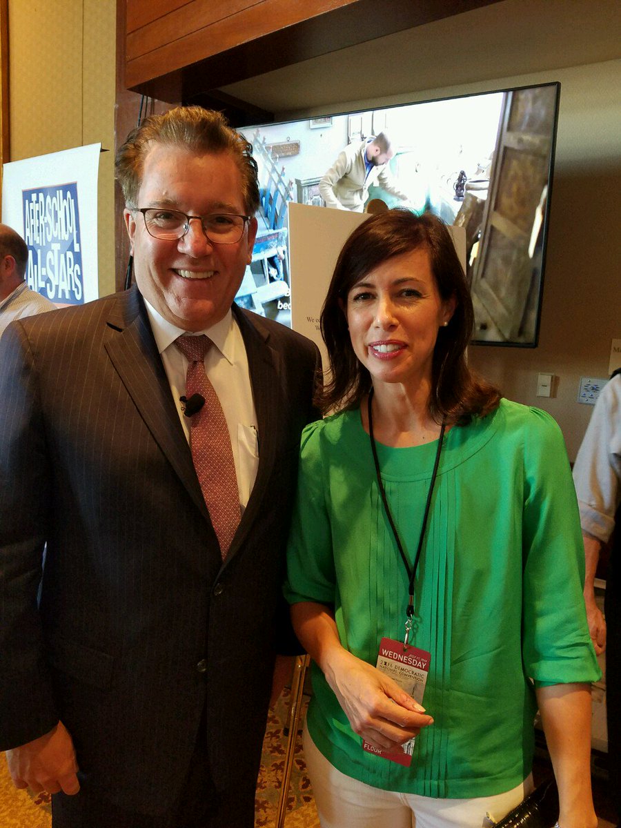 SamsungDC's tweet photo. Kevin Gilroy of @SamsungBizUSA & @JRosenworcel discuss #5G & smart city opps at #InnovationNation2016 #VisionforTech https://t.co/gBTSU8GNyY