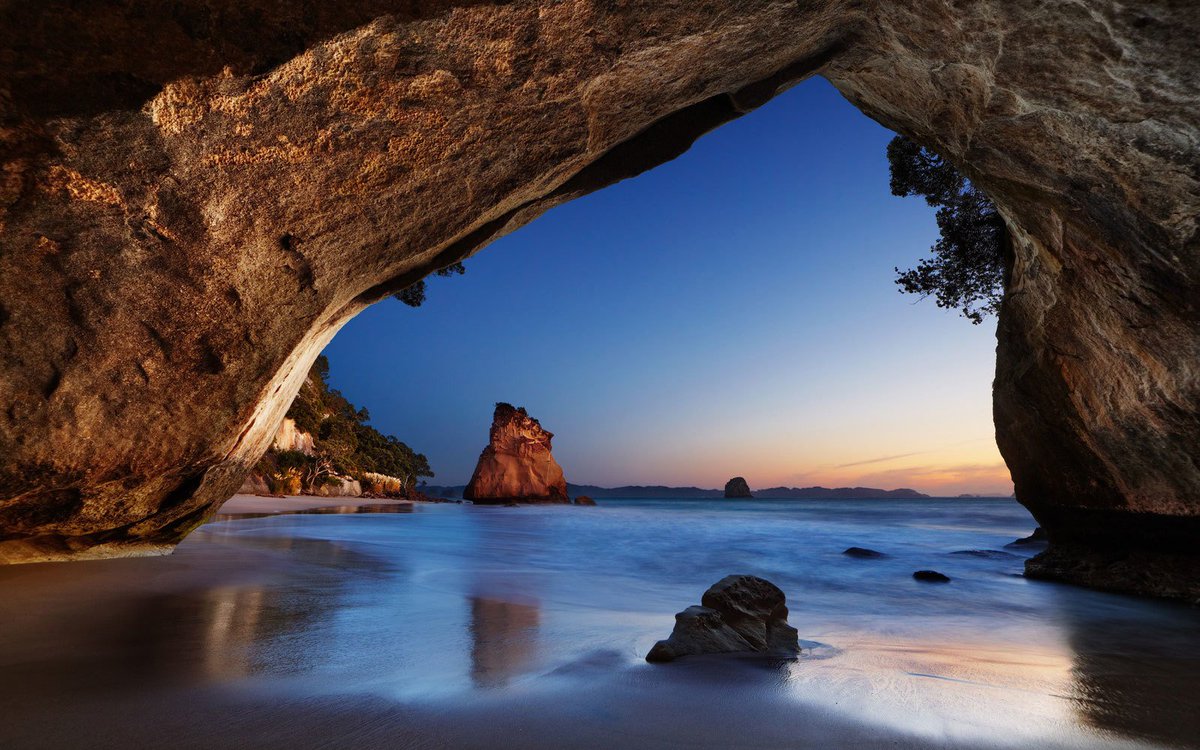 CultureTrip's tweet image. The Cathedral Cove is a beautiful rock formation in New Zealand that has been carved out by the sea and wind.