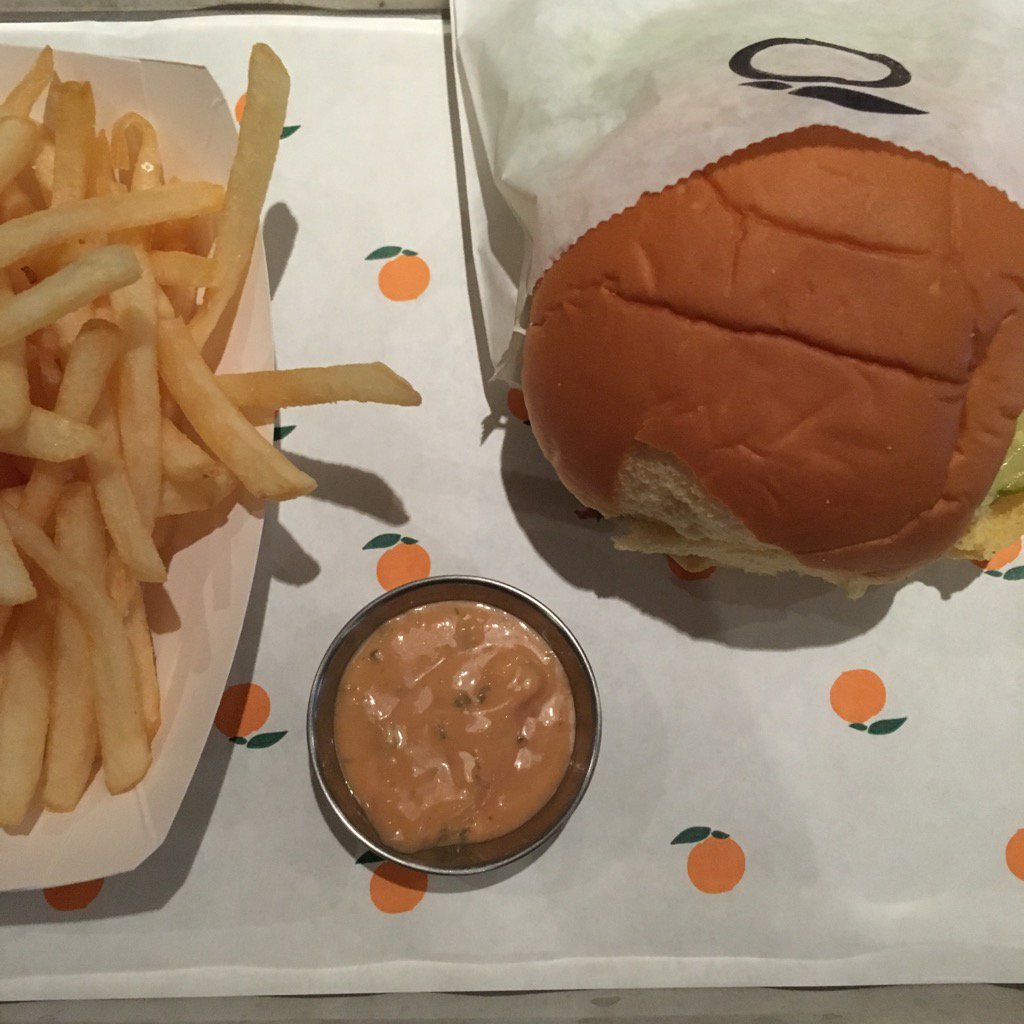 maisiegreen's tweet photo. Lucky to be in NYC for debut of @ImpossibleFoods burger at @momofuku Tasted like a classic burger! https://t.co/lzYfaiZfxO