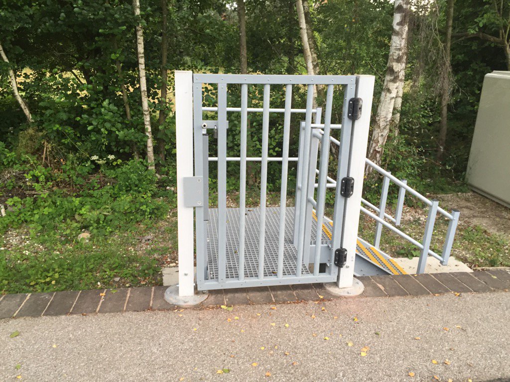 andyandygent's tweet image. Most pointless gate ever? 3 steps from the ground at Eridge station ... Jump!