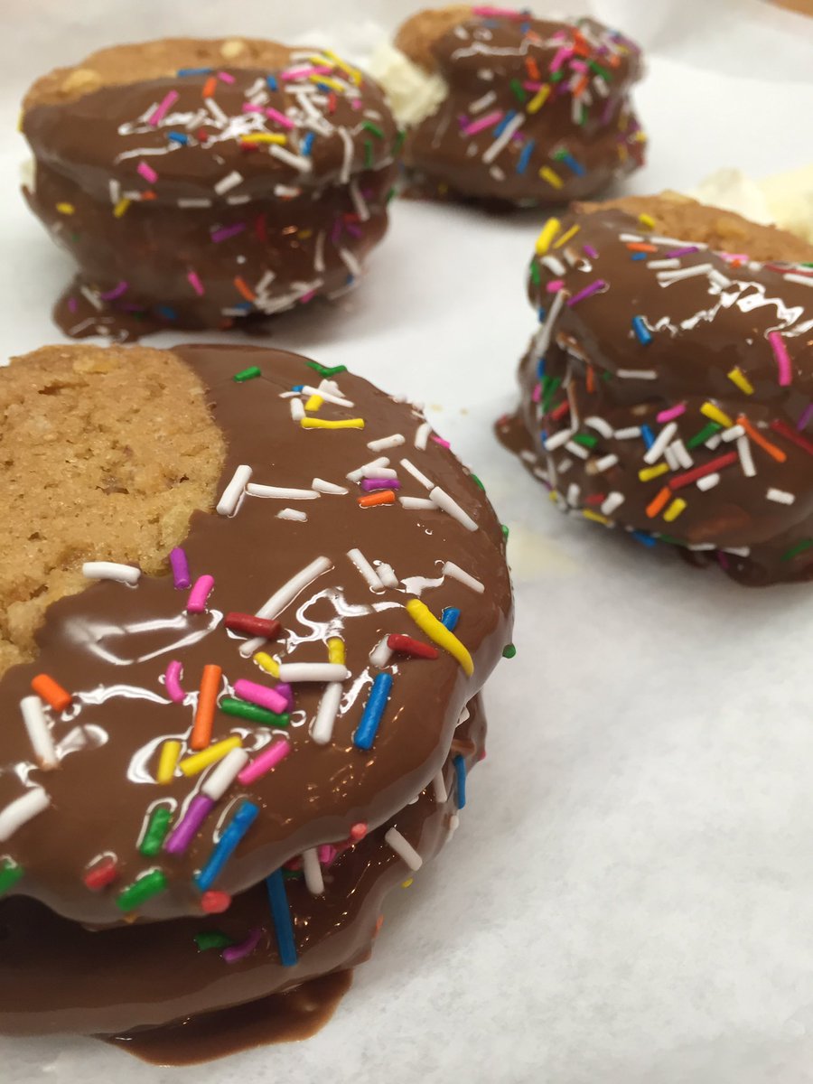 culinarycamps's tweet photo. Can't wait for snack time tomorrow! #icecreamsandwiches #halfdipped @luckyfoxsnackco chip cookies! :) #kidscamp https://t.co/g0O7CHRGch