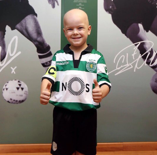 pablocarrozza's tweet photo. Sporting de Lisboa cerró la contratación simbólica de un nene de cinco años que pelea contra una dura enfermedad. https://t.co/5VQqPEN8Cb