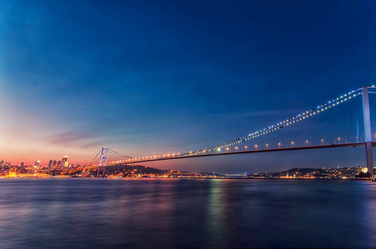 İstanbul'da gün battı ve geceye döndü. Şehirde iken bile özlenen manzara, geceniz aydınlık olsun