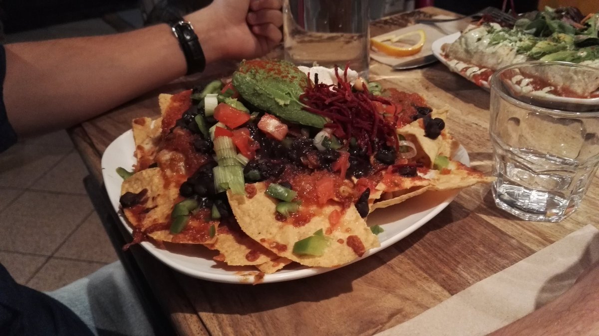 petitroll's tweet photo. Quand @Sensaze décide de manger light ... #MiserableFailure #HalfPortion #NoKidding https://t.co/l0ygaEJ1r8