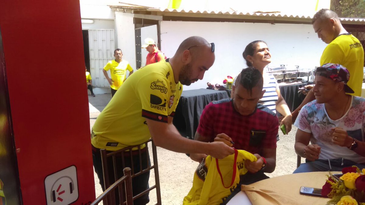 ClaroEcua's tweet photo. Carlos Muentes disfruta con el primer plantel de @BarcelonaSCweb un tiempo muy agradable. #ClaroLoHizoPosible https://t.co/YGXRm8tG7W