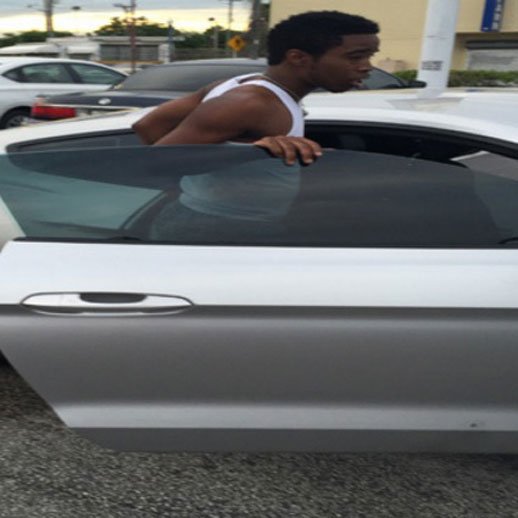 Man snatches Nintendo DS from woman outside Miami GameStop bit.ly/2ankkJm?utm_me… https://t.co/fh2IsjfzmM