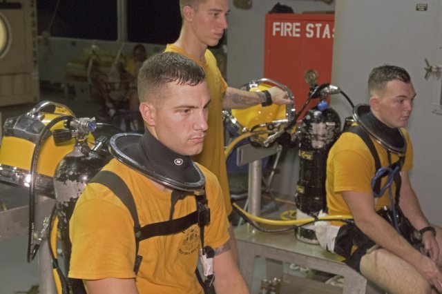 USArmy's tweet photo. Did you know the #USArmy has divers? Learn how they get ready for the mission https://t.co/MlDSJREhHV https://t.co/03Rs53wSV3
