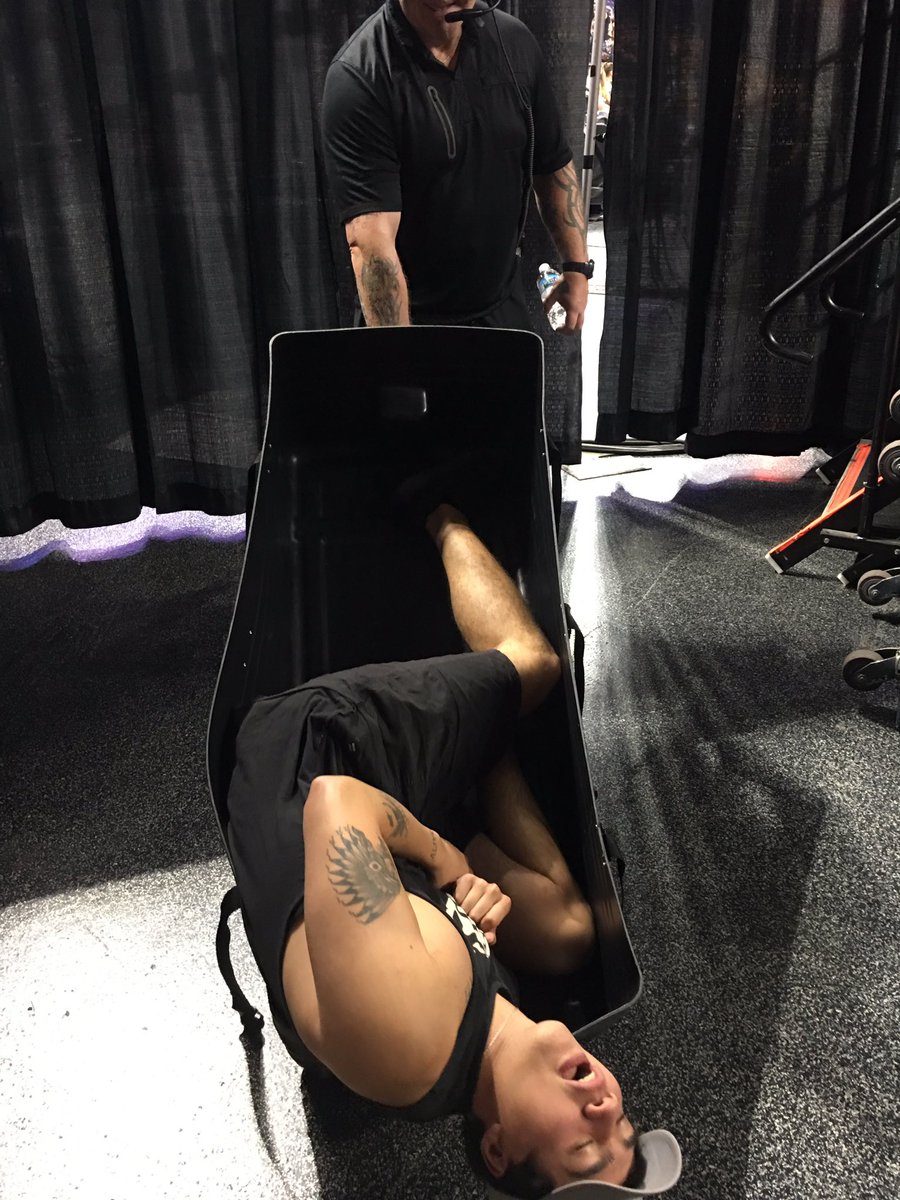 Ashton5SOS's tweet photo. Ready for sound check xx https://t.co/LdiXeacftb