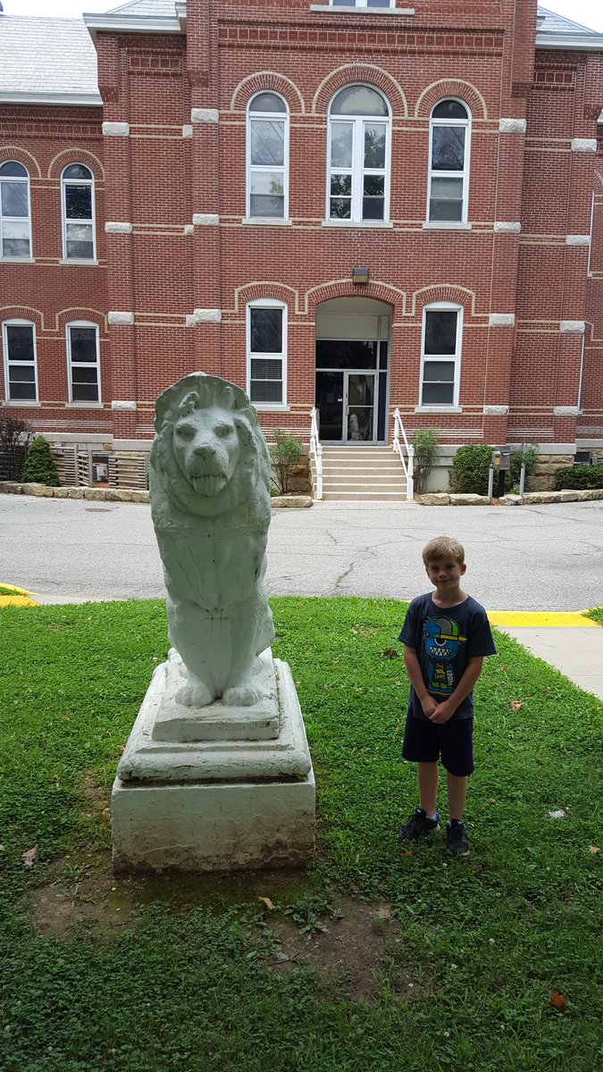 BradMaisto's tweet photo. Yesterday outside the Perry County courthouse. Today a hot hike in the woods. #MaistoMountain #hothike #InTheWoods https://t.co/yIVFak5Yxx