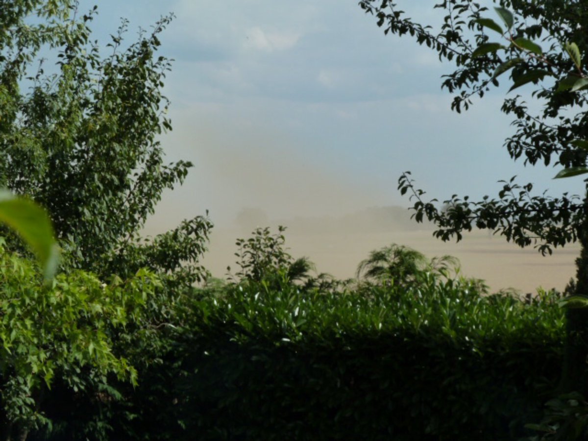 WaLheure1's tweet photo. 21h30 Début moissons au plus près du village (77) #ADP2016 vs #HAV2016. Positivons : dimanche déjeuner en paix ! https://t.co/SDKqZyeb0v
