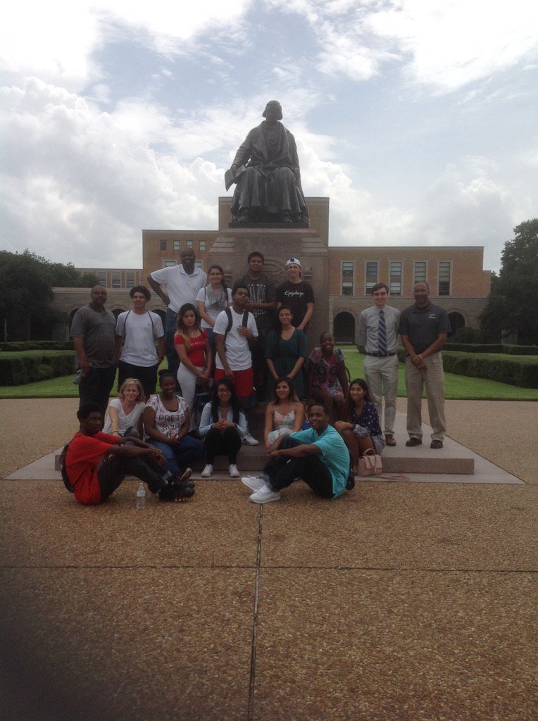 JeamesSailor's tweet photo. @RatherPrize @EMHScounselors The tradition of Rice University learned thru great tour of campus. #PawsUp #education https://t.co/kHC6Azrjhl