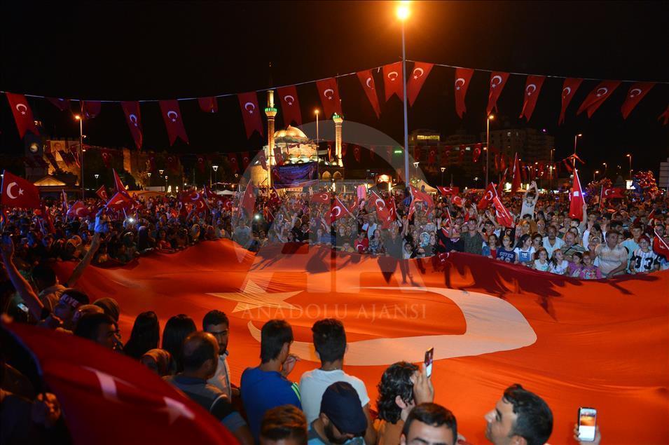 anadoluagency's tweet photo. Turks gather in solidarity to stand against the coup attempt by Fetullah Terorist Organization (FETO) in Kayseri https://t.co/8SEJ2x4YR3