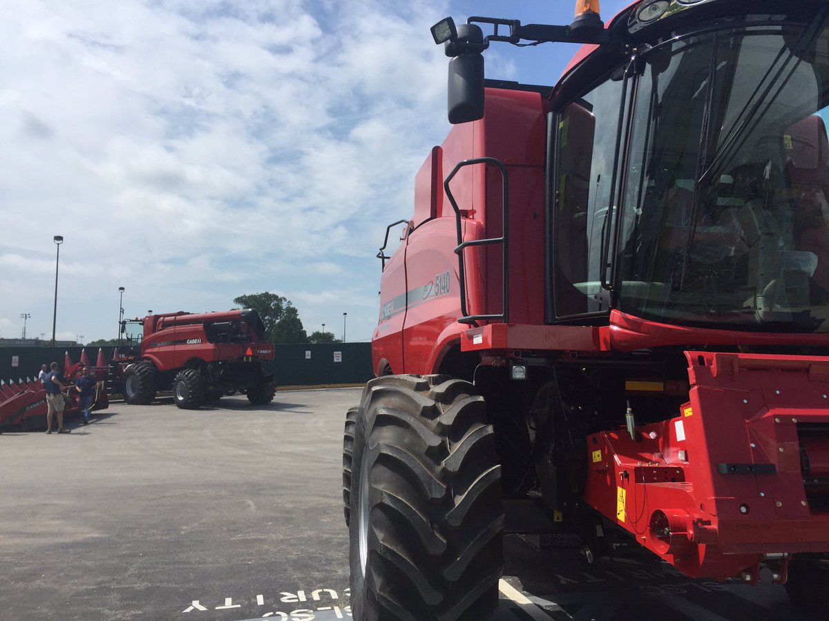STLScienceCtr's tweet photo. Out with the old in with the new! It's always fun when @Case_IH stops by to replace the #SLSCGROW harvester. https://t.co/SMsI66ZDfR