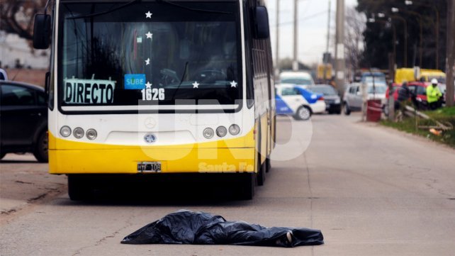 unosantafe's tweet photo. Accidente fatal en #AristóbuloDelValle: una mujer fue embestida por un auto y un colectivo ► https://t.co/WO2chcEAx7 https://t.co/rQI5nV024M