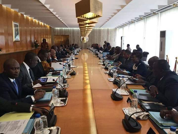 willymian's tweet photo. #NommeTonMinistre heinn:  Après c'est double-vacation sinon il n'y a plus place dans l' #Amphi Ministeriel https://t.co/GP5ZzHQuR1