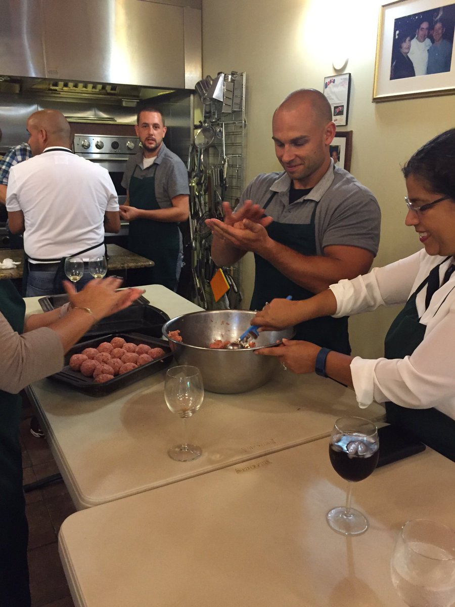 HomeDepot981's tweet photo. Team Building. #981style https://t.co/AVybVZ85Y7