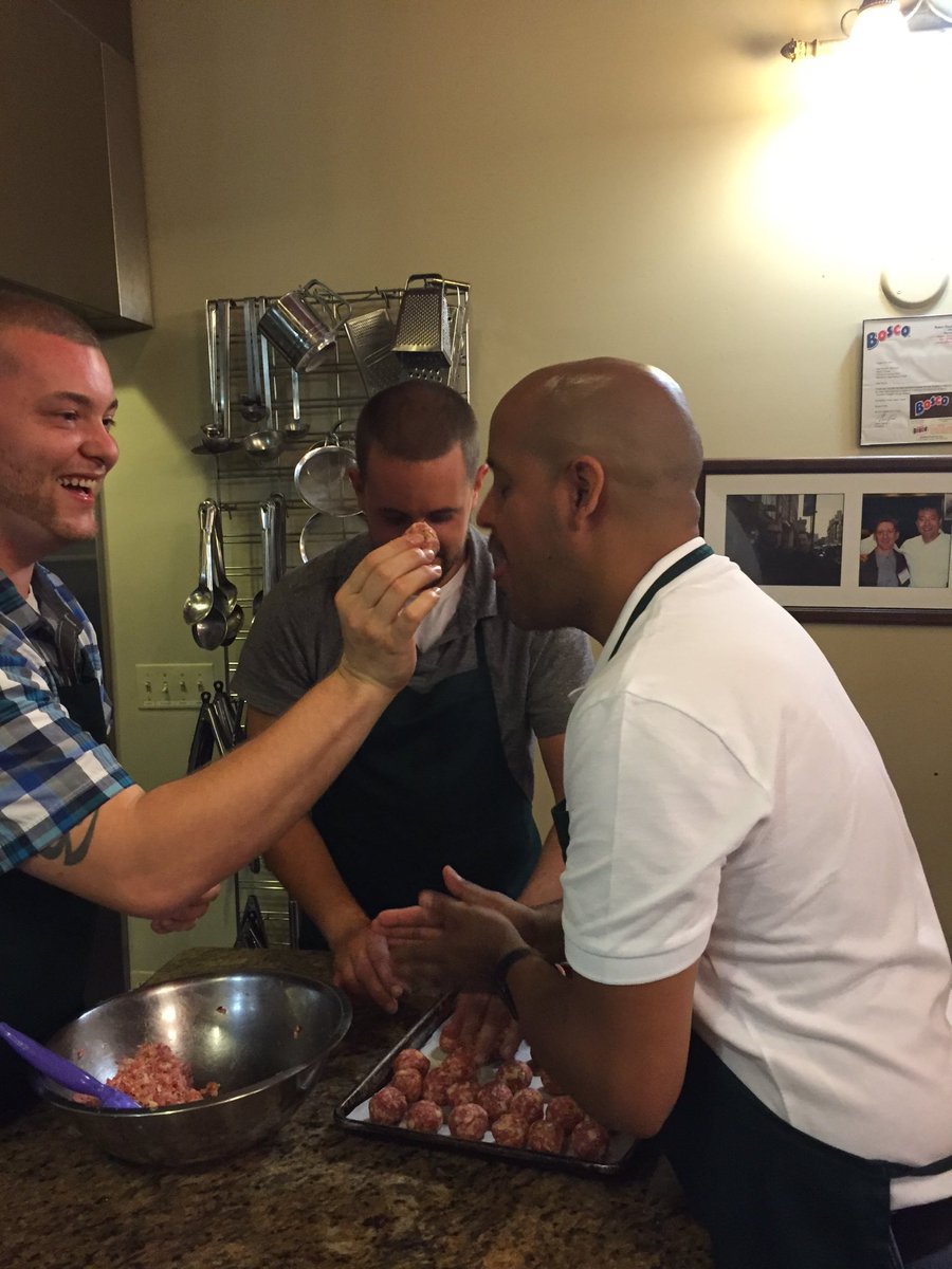 HomeDepot981's tweet photo. Team Building. #981style https://t.co/AVybVZ85Y7