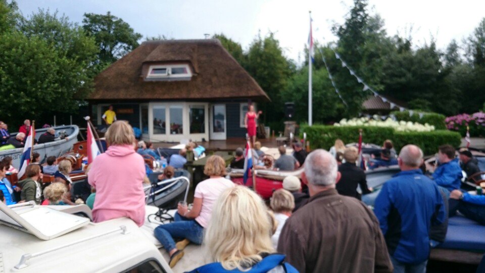 ReusFanAkkrum's tweet photo. Gezellig tijdens @Skutsjewike Grou met @Silersbitter in de glaasjes. https://t.co/kQAHfzOWGG
