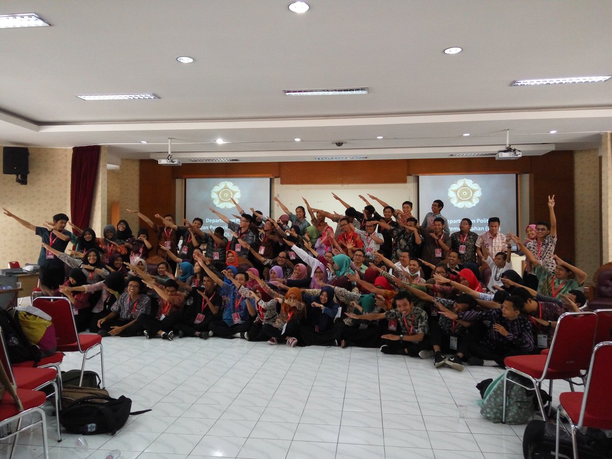 Polgovisme2017's tweet photo. DPP 2016 bersama para dosen DPP yang sangat menginformasikan!😄 https://t.co/sedMGNm0pS
