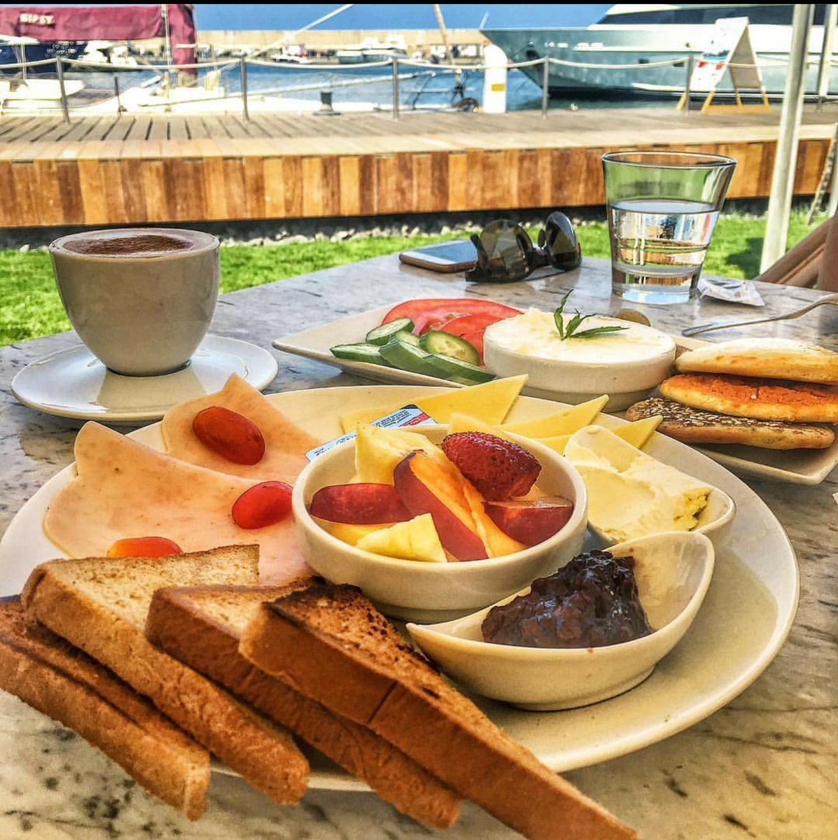 NoujaimPaul's tweet photo. #cappuccinoleb #cappuccinograndcafe #breakfast #lunch #dinner #dessert #zaytounabay #zaytouna #cappuccinozaytounabay https://t.co/CeLQwlf6my