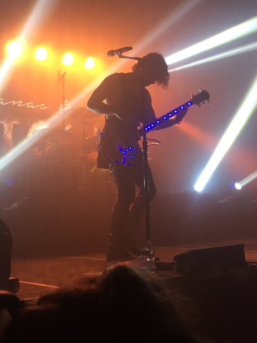 shelbyofspace's tweet photo. @mtrench at #spf80s was unreal https://t.co/sQX5xJ08YN