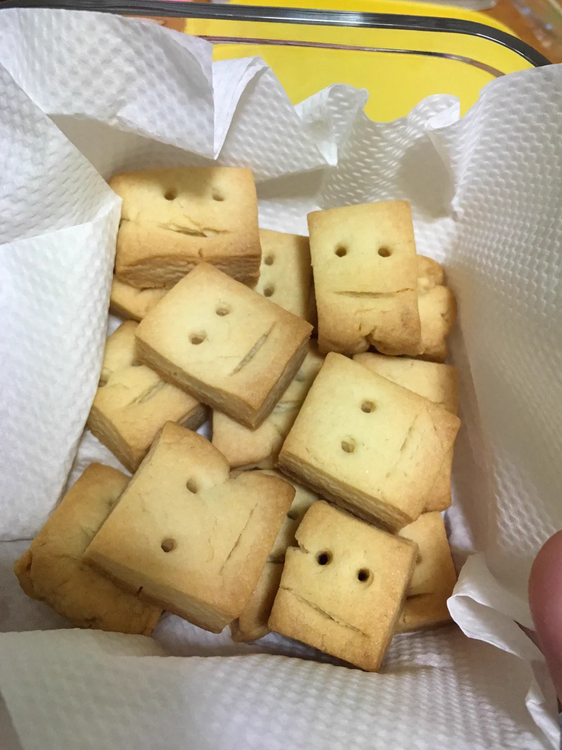 吹いたら負け！かわいい顔のクッキー(上)を作ろうとした結果、悲惨な顔(下)が出来上がったｗｗｗｗ