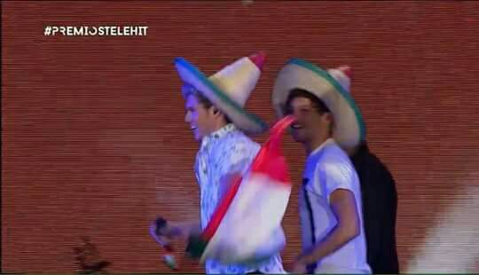 karlaparedessss's tweet image. #1DenMexico 
Louis y Niall con los sombreros😂👌💚💕los amooo