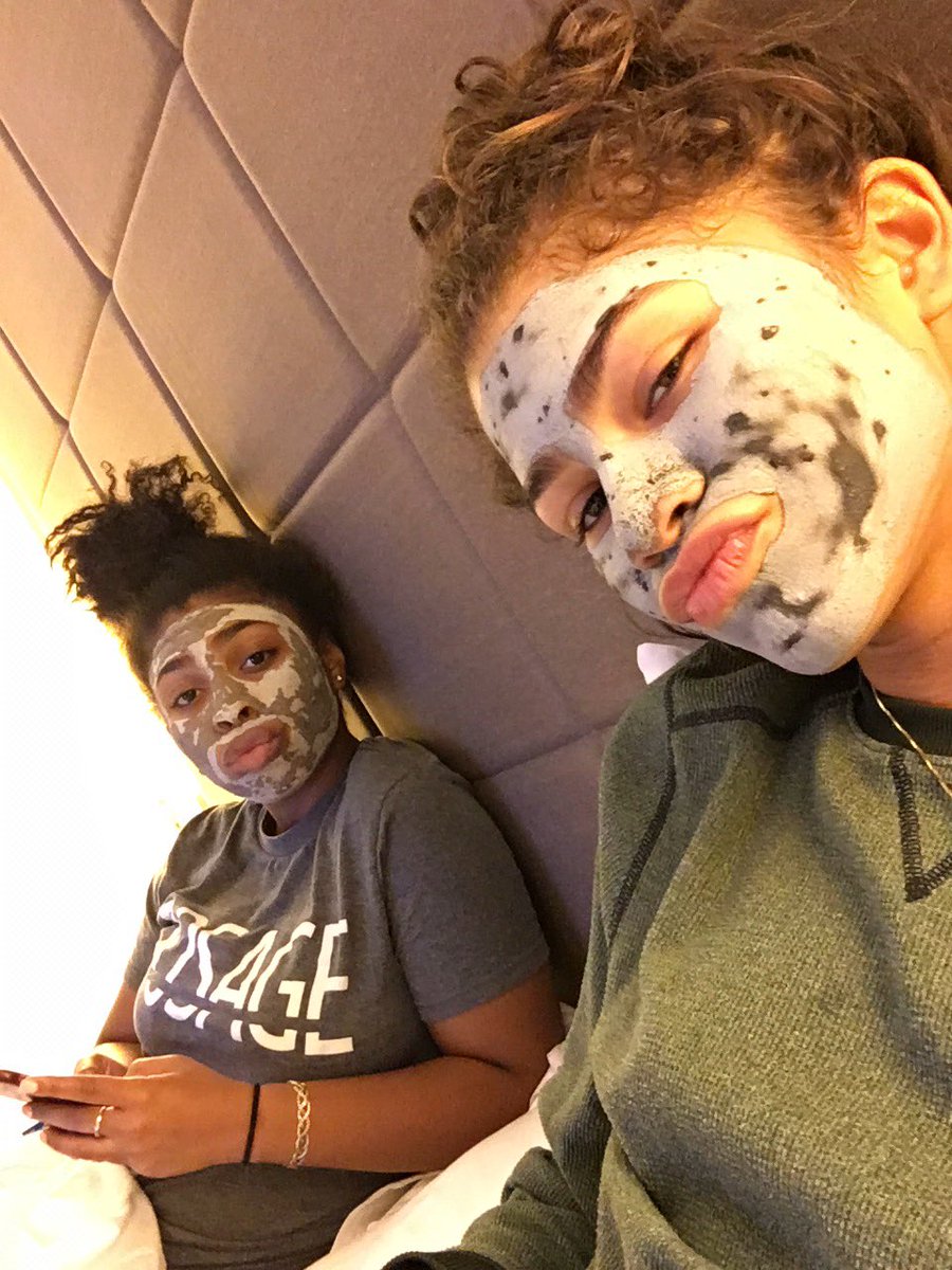 Zendaya's tweet photo. 💁🏽 https://t.co/jpC8vmDCw8