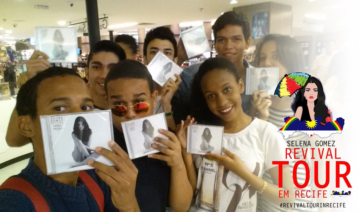 SGRecifeOficial's tweet photo. Boatos que os fãs de Recife compraram todos os cds no buyout no dia do lançamento do cd #RevivalTourInRecife https://t.co/snN4DCks2e