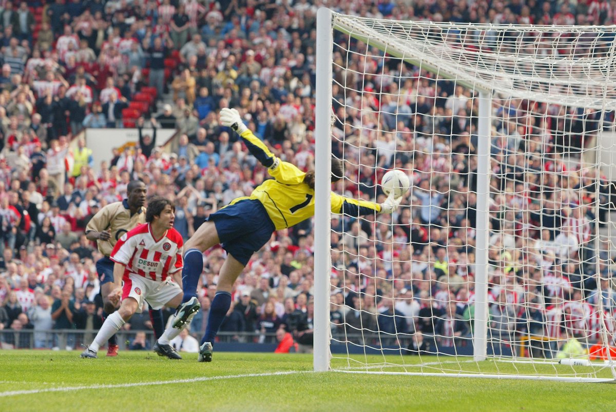 Arsenal's tweet photo. Remember this? Here's @thedavidseaman on making one of the best saves in @Arsenal history🔻

https://t.co/oP286ZUGh1 https://t.co/jL863Fd1ow