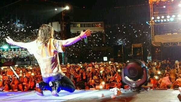 yezziqa09's tweet image. Jamas en la vida olviden cuando @Harry_Styles se arrodilló ante el publico mexicano ❤❤👌😭 #1DenMexico