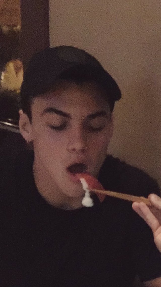 4ouPH's tweet photo. * @EthanDolan takes a selfie *

@GraysonDolan : please let me eat

😂 https://t.co/rMrEAoFw9A