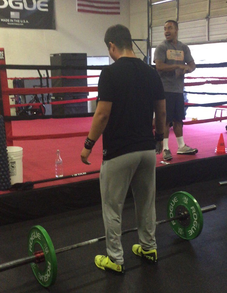 rob_hernandez44's tweet photo. Always excited to learn new movements #SnatchWork #WorkHardtoeatBurgers https://t.co/VW6doE52jj