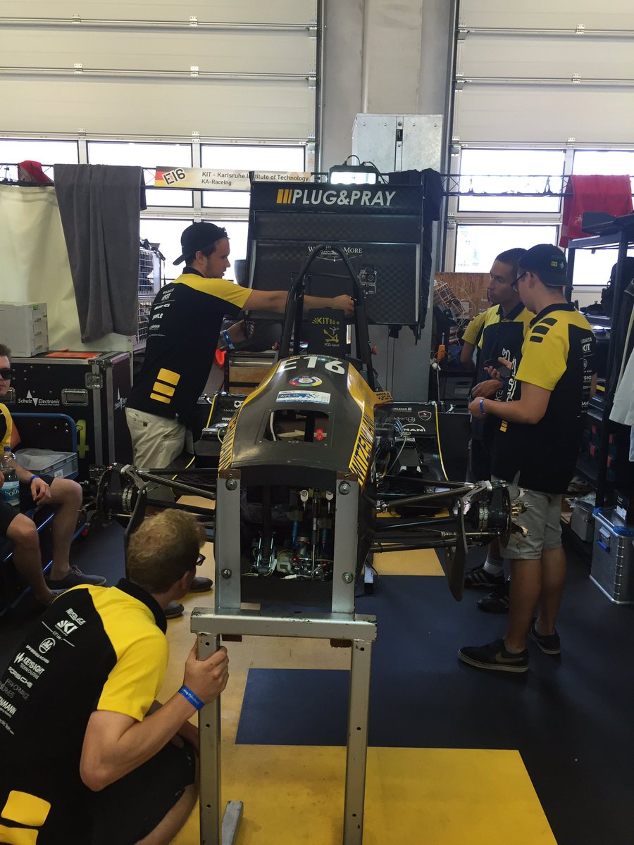 KA_RaceIng's tweet photo. At the Moment the Team is Setting up the #KIT16e for #Endurance wie will Start as Last one #maximumdownforce https://t.co/gCvI5gzhVV