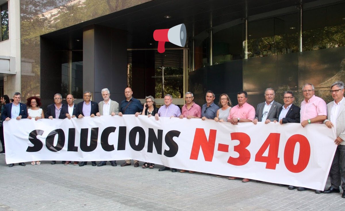 JObalat's tweet photo. La foto ho diu tot, no hi ha #concens al #territori. La societat civil ha de continuar fen #talls a la #vergonyaN340 https://t.co/NoorrcBcmS
