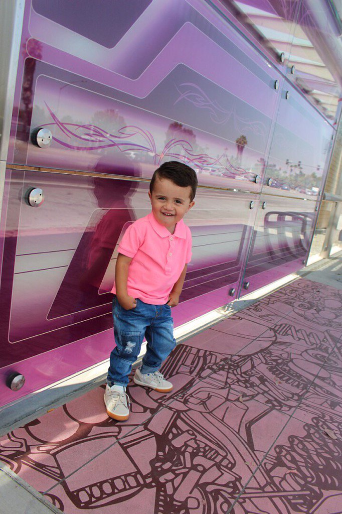 PerlieME's tweet image. I just want to photoshop a skateboard right under those perfectly placed feet #streetstyle #scvta #zara @ChelitaL0v3