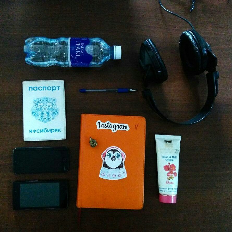 Medveding's tweet photo. Рабочий стол @Kusok_Kudrinoj. Внимание: два телефона. Признак делового человека нулевых го��ов, кроме шуток. https://t.co/LyxXwoj4mu
