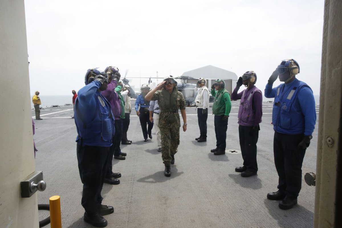 tldm_rasmi's tweet photo. Minister of Defence visits #USNSMERCY during Ex #PacificPartnership 2016 #DefenceDiplomacy @HishammuddinH2O @1MinDef https://t.co/xEFWG7Du0z