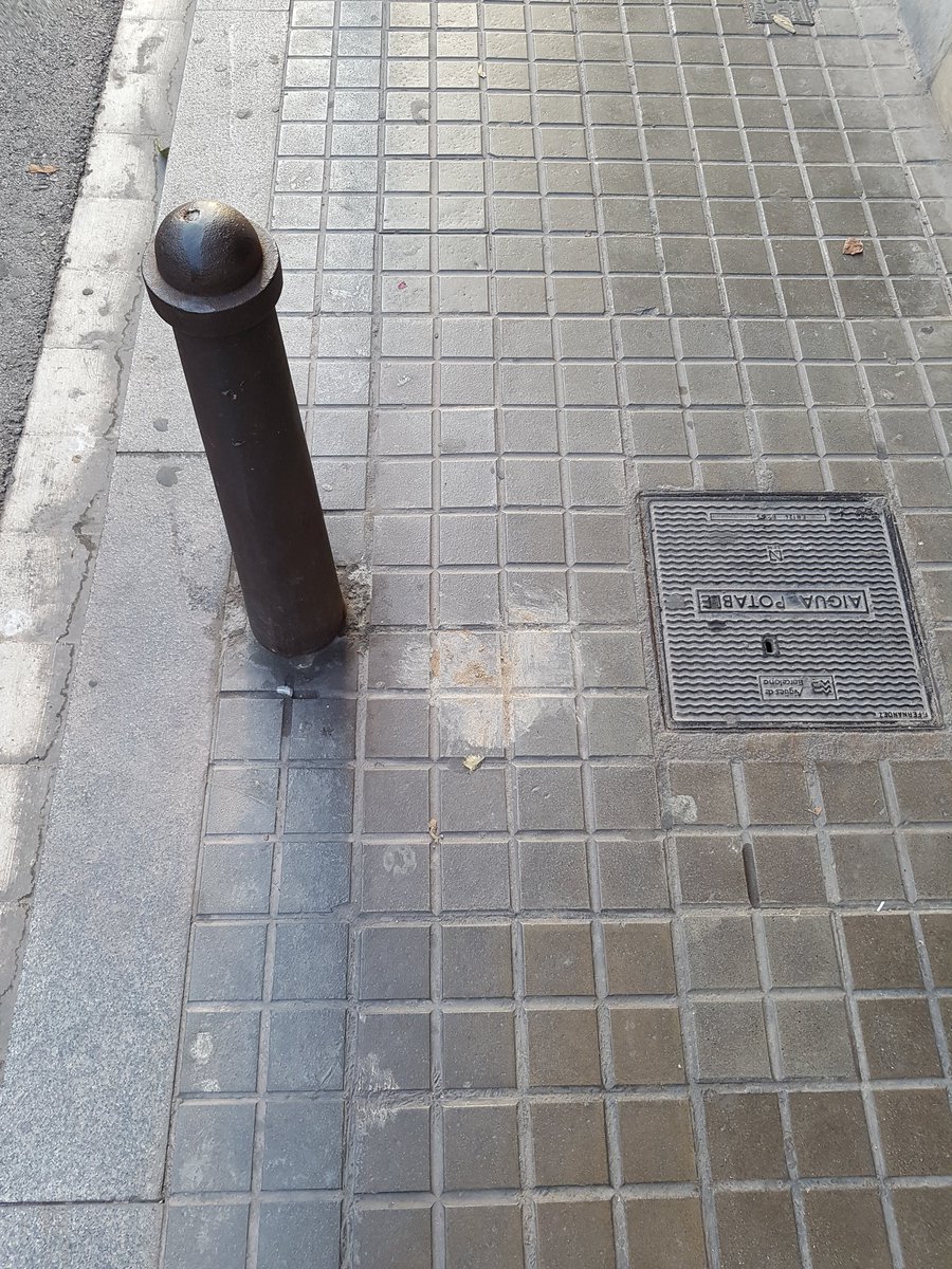 MilloremBCN's tweet photo. BCN té un problema estructural de bruticia.Segons la normativa,això esta ben fet i ho hem d'acceptar? #MilloremBCN https://t.co/oQGau7O1un