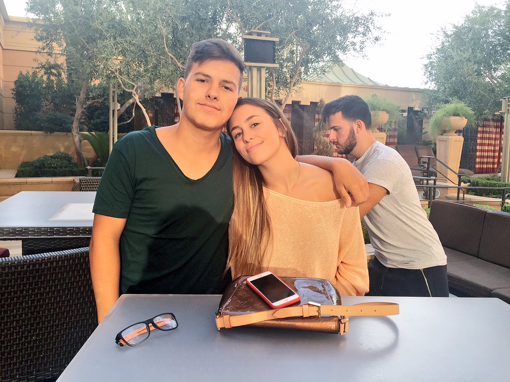 emgarcia001's tweet photo. Fun times with the fam! 📸 #Vegas https://t.co/HUT56qvL77
