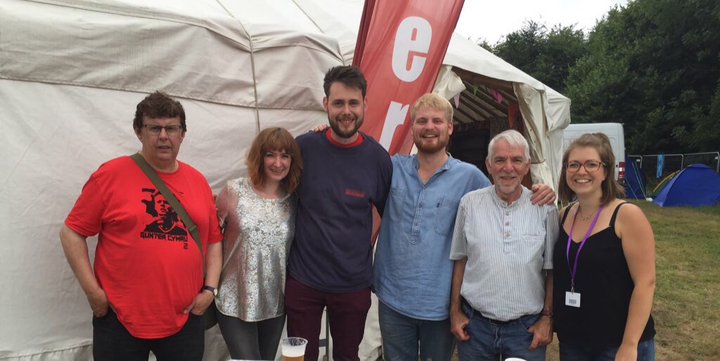 fflachtradd's tweet photo. Rhai o'r tîm ddaeth ag albym newydd Gwilym Bwen Rhys i'r byd. #OGrothyDdaear https://t.co/dM42qk56mH