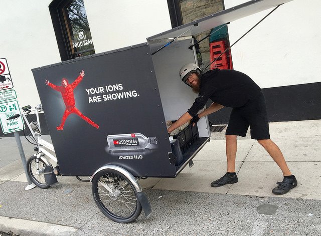 RT <a href="/blinqbikelight/">BlinqLight</a>: This is what freight delivery looks like in Portland (video) puls.ly/qqS5tw #cycling