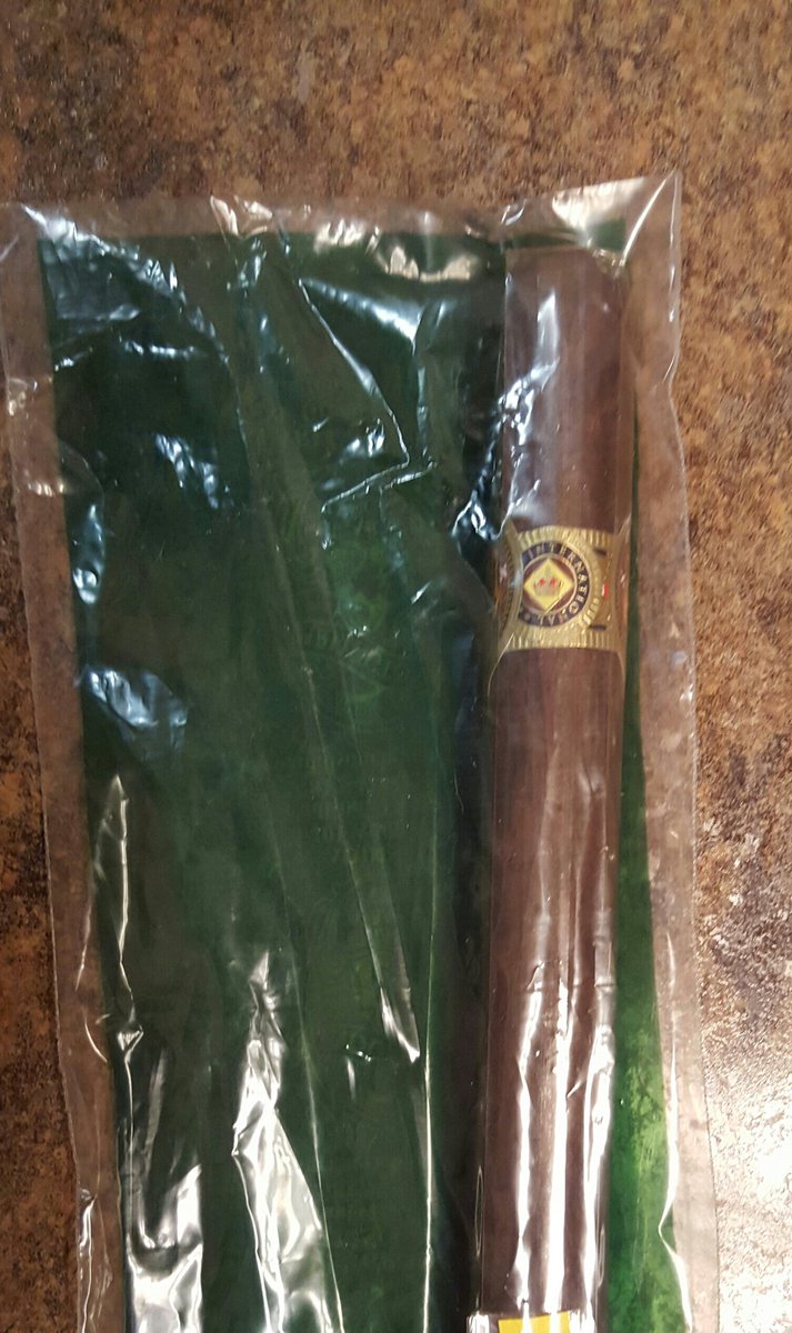 hoopstar37's tweet photo. a gift for #boo. #cigaraficionado https://t.co/WCDJDc4ADl