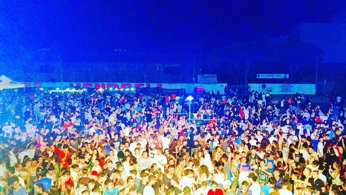 Els40_'s tweet photo. Gran nit #ElVendrell #Eltour40 amb @adriaortega i @sergisanchezdj #onfire https://t.co/thP6P5rlnE