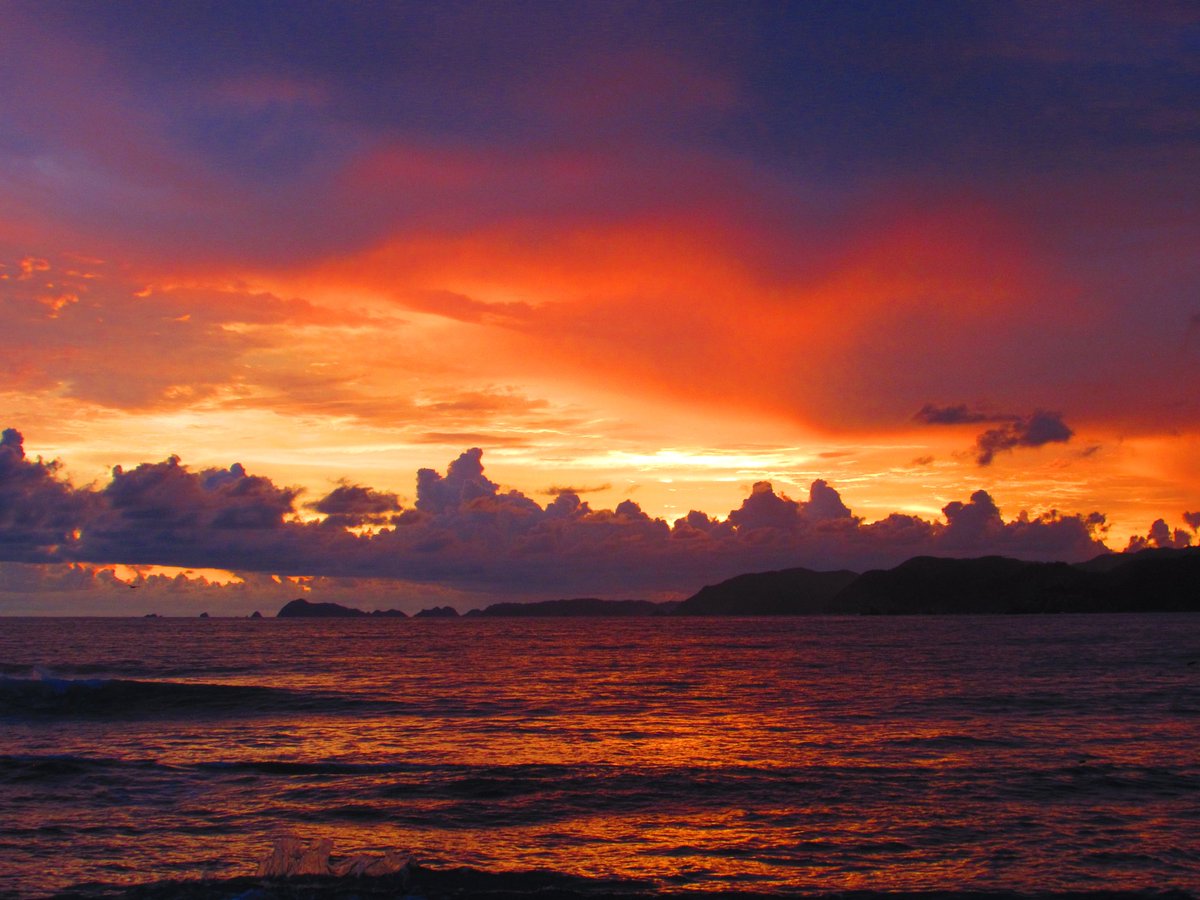 Amo el atardecer, cada día es diferente...a veces nos tocan llenos de color, a veces sombríos pero hermosos al fin