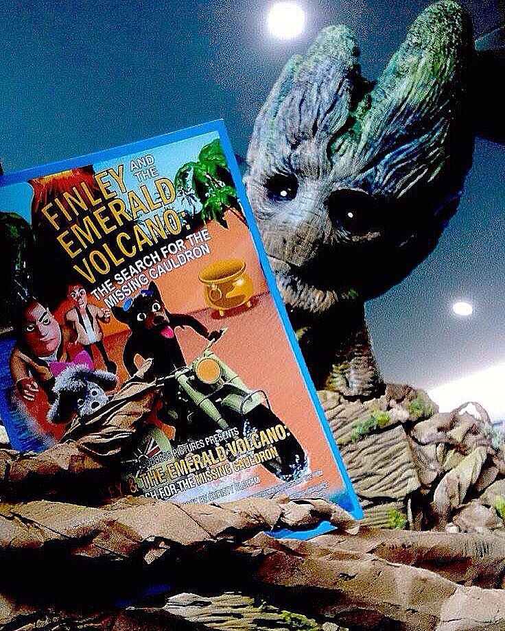 #sdcc2016 Yes #groot loves to read, he reads #FinleyAndTheEmeraldVolcano by @ChristyOldham <a href="/amazon/">Amazon</a> <a href="/DogsTrust/">Dogs Trust 💛🐶</a> <a href="/dogs/">Dogs</a>